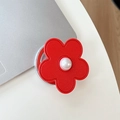 Dettaglio del supporto per telefono a fiore in pelle rossa con perla centrale - Fiore in pelle con piccole perle magnetiche / Rosso