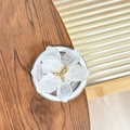 Macro-opname van witte bloem telefoonhouder met matte bloemblaadjes en gouden accenten - Wit