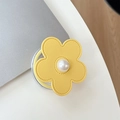 Dettaglio del supporto per telefono a fiore in pelle gialla con perla centrale - Fiore in pelle con piccole perle magnetiche / Giallo