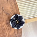 Macro-opname van 3D zwarte bloem telefoonhouder met matte blaadjes en gouden kern - Zwart