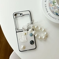 Dettaglio custodia in pelle bianco perla per Z Flip con catena di perle e cuori - Bianco Perlato-Cuore Occhio di Gatto Catena di Perle / Compatibile con Z Flip 3