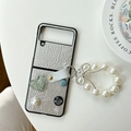 Custodia argento in pelle per Samsung Z Flip con cuore verde e cinturino di perle - Argento Perlato-Cuore Occhio di Gatto Catena di Perle / Compatibile con Z Flip 3