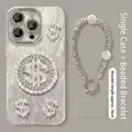 Détail d'une coque iPhone avec signe dollar en strass et chaîne en perles et cristaux - Dollar Rotatif Argent avec Chaîne de Perles / iPhone 11