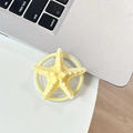 Detailopname van de 3D gele zeester telefoonhouder op een minimalistisch bureau - Magnetische zeester / Geel