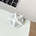Detail van 3D zeester telefoonhouder met realistische hars textuur op een bureau - Magnetische zeester / Wit