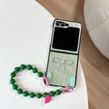 Dettaglio custodia in pelle verde per Samsung Z Flip con fiocco di diamanti e perline - Verde Perlato (Con Catena A Cuore Con Fiocco)