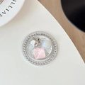 Dettaglio ravvicinato di un supporto per telefono rotondo con strass, stella e gemme rosa - Serie Argento N. 2(银系2号)