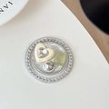 Primo piano di un supporto circolare per telefono con perle, strass e gemma a cuore - Serie Argento N. 3(银系3号)