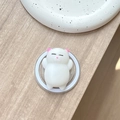Detail eines weißen Katzen-Squishy auf transparentem Griff auf einem Holztisch - Magnetisch Squishy Weiße Katze