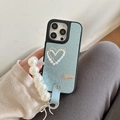 Dettaglio custodia iPhone in pelle azzurra con cuore di perle e cinturino con fiocco - Blu