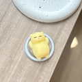 Detailansicht von gelbem Katzen-Squishy-Spielzeug auf transparentem Handy-Halter-Sockel - Magnetisch Squishy Gelbe Katze