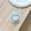 Nahaufnahme eines grauen Katzen-Handyhalters auf einer minimalistischen Holzfläche - Magnetisch Squishy Graue Katze