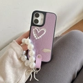 Dettaglio custodia iPhone in pelle lavanda con cuore di perle e cinturino coordinato - Viola