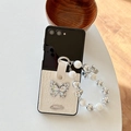 Detail of cream pleated leather case with rhinestone butterfly and beaded wrist strap - Pearly Texture Butterfly Silver Label Pearl Chain-White / Samsung Z Flip 3
