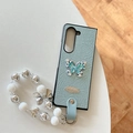 Detail of grey-green crinkled leather phone case with rhinestone butterfly and beaded lanyard - Pearly Texture Butterfly Silver Label Pearl Chain-Blue / Samsung Z Flip 3