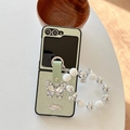 Detail of light green leather phone case with rhinestone butterfly and pearl strap - Pearly Texture Butterfly Silver Label Pearl Chain-Green / Samsung Z Flip 3