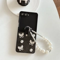 Detail of Galaxy Z Flip case with pearl bracelet and silver butterfly ornaments - Pearlescent Pattern Butterfly Pearl Drill Chain-Black / Samsung ZFlip3