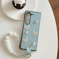 Detail of light blue pleated leather case with rhinestone butterflies and pearl strap - Pearlescent Pattern Butterfly Pearl Drill Chain-Blue / Samsung ZFlip3