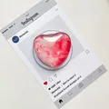 Detailansicht eines herzförmigen Handyhalters mit rosa-weißem Marmormuster - Magnetisch-Kristallglas Herz-Achat Rot