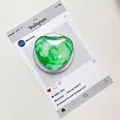 Detail eines grünen Handy-Griptok in Herzform mit Marmormuster und Hochglanz-Finish - Magnetisch-Kristallglas Herz-Achat Grün