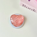 Detailaufnahme der herzförmigen Handyhalterung mit rosa Marmorierung auf weißem Grund - Magnetisch-Kristallglas Herz-Texturiert Dunkelrosa