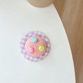 Dettaglio del supporto per telefono 3D rosa con bottoni colorati e motivo a scacchi - Gelato ai Confetti di Cioccolato (Rosa)