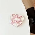Detail der herzförmigen Handyhalterung aus weißem Leder mit rosa Bandschleifen - Rosa