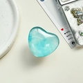 Detailansicht herzförmige Handy-Halterung aus blauem Glas mit Marmor-Musterung - Transparenter Ständer-Kristallglas Herz-Achat Seeblau