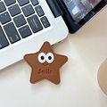 Détail du support de téléphone étoile en cuir marron avec visage et gravure Smile - Style Yeux d'Étoile en Cuir / Marron