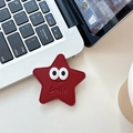 Détail du support téléphone étoile en cuir rouge avec coutures et motif yeux Smile - Style Yeux d'Étoile en Cuir / Bordeaux