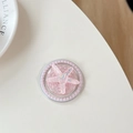 Makroaufnahme von glitzerndem Seestern-Handyhalter mit Perlenrand auf weißem Tisch - Perle Magnetischer Macaron Pailletten Seestern / Rosa