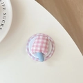Dettaglio del supporto per telefono a fungo a quadretti rosa con trama in tessuto morbido - Impugnatura Magnetica Fungo a Quadretti / Rosa