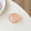 Dettaglio del supporto per telefono a forma di pesce con glitter e decoro di perla - Taiyaki Opaco Magnetico Glitter Arancione (Con Perla)