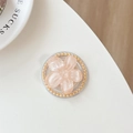 Primer plano del soporte MagSafe de flor en resina rosa con detalles de perlas - Pata de Gato Sakura con Purpurina Naranja