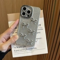 Dettaglio custodia iPhone glitter argento con cinque decorazioni a fiocco in 3D - Glitter Argento Epossidico Fiocco Strass / iPhone 17 Pro