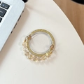Dettaglio del supporto anello per telefono glitterato con eleganti perle champagne - Glitter Giallo + Catena di Cristallo Dorata