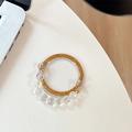 Dettaglio del supporto magnetico per telefono con perline e base dorata glitterata - Glitter Oro + Catena di Cristallo Bianca