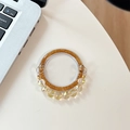 Dettaglio di un supporto ad anello per telefono con glitter oro e perline gialle - Glitter Oro + Catena di Cristallo Dorata