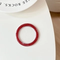 Gros plan d'un anneau de paillettes rouges pour supports de téléphone DIY ou décoration - Rouge