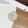 Supporto per telefono con fiocco giallo glitter e bordo elegante di perle e strass - Giallo glitterato / Base magnetica con strass