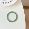 Détail d'un anneau magnétique à paillettes vertes pour support de téléphone sur fond blanc - Vert