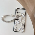 Detail of white pleated leather folding case with pearl lanyard and bow for Samsung Z Flip - White / Samsung ZFlip3