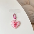 Nahaufnahme vom rosa Herz-Schlüsselanhänger mit Spitzentextur und Schleife für Taschen - Herzanhänger / Rosa