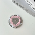 Makro-Detail des Herzspiegel-Handyhalters mit Strass und Wish-Gravur in Rosa - (4 Strasssteine) Magnetisch - Strass Wish Herz Spiegel / Rosa