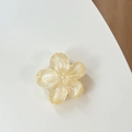 Dettaglio di un supporto per telefono a fiore giallo pallido con petali glitterati - Supporto Sakura - Giallo Scintillante