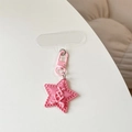 Vue macro du pendentif étoile rose avec nœud et connecteur transparent pour mobile - Breloque Pentagramme / Rouge Rose
