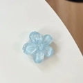 Dettaglio macro di un supporto per telefono a fiore glitter blu con petali in resina - Supporto Sakura - Blu Chiaro Scintillante