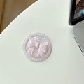 Detalle de soporte para móvil con lazo rosa, borde de perlas y purpurina en escritorio - No. 4 Lazo de Lentejuelas Púrpura Rosa / Rosa Floral