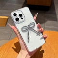 Nahaufnahme der klaren iPhone Hülle mit Silberglitzer und 3D-Perlen-Schleifen-Design - Silberne Perlen Schleife Glitzer-Stil / iPhone 7/8/SE 2020