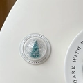 Detailansicht eines Weihnachtsbaum-Schneekugel-Handyhalters mit Gift For You-Schrift - Treibsand Glitzer Weihnachtsbaum / Magnetic